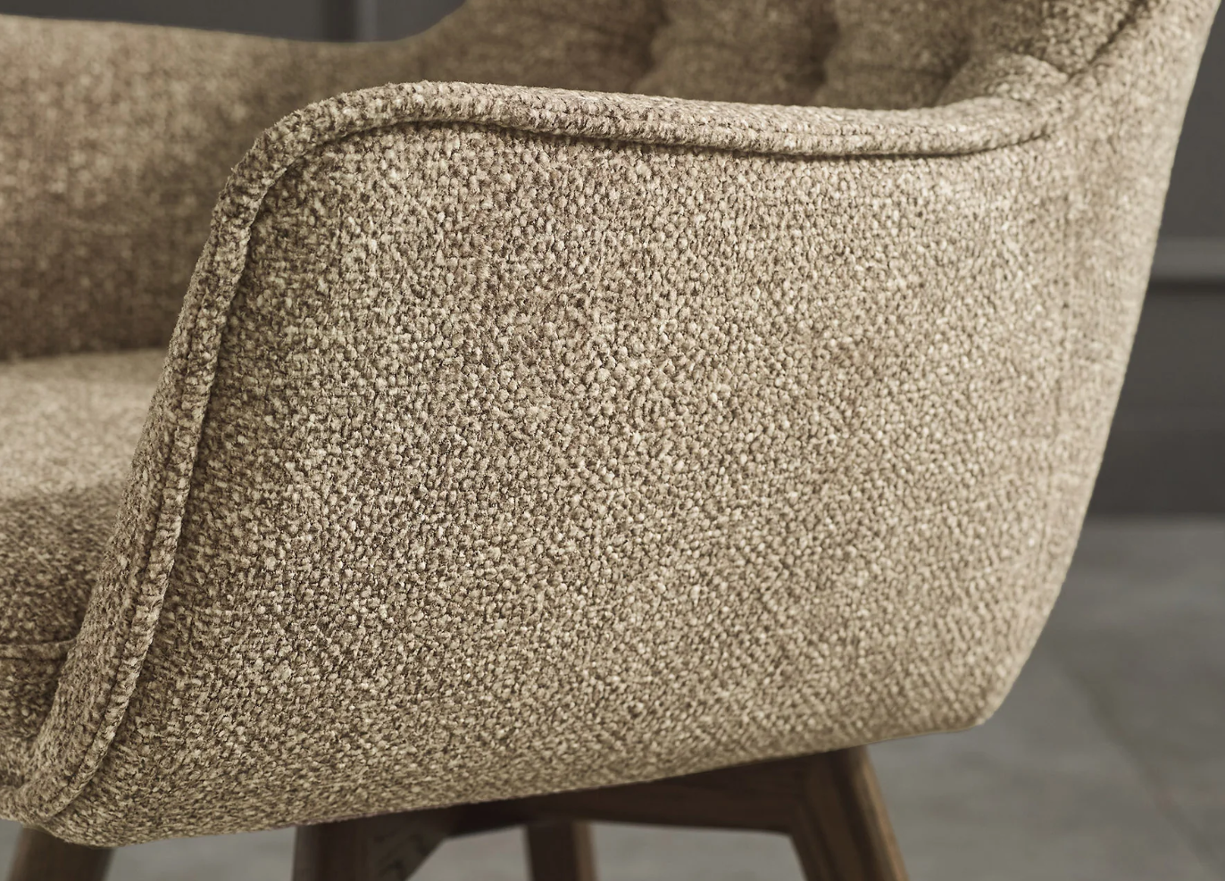 fotel obrotowy Thor, fotel z funkcją obrotu, fotel 360 stopni, fotel z drewnianymi nogami, fotel dębowy, fotel z podłokietnikami, fotel do salonu, elegancki fotel tapicerowany, fotel w jasnobrązowej tkaninie