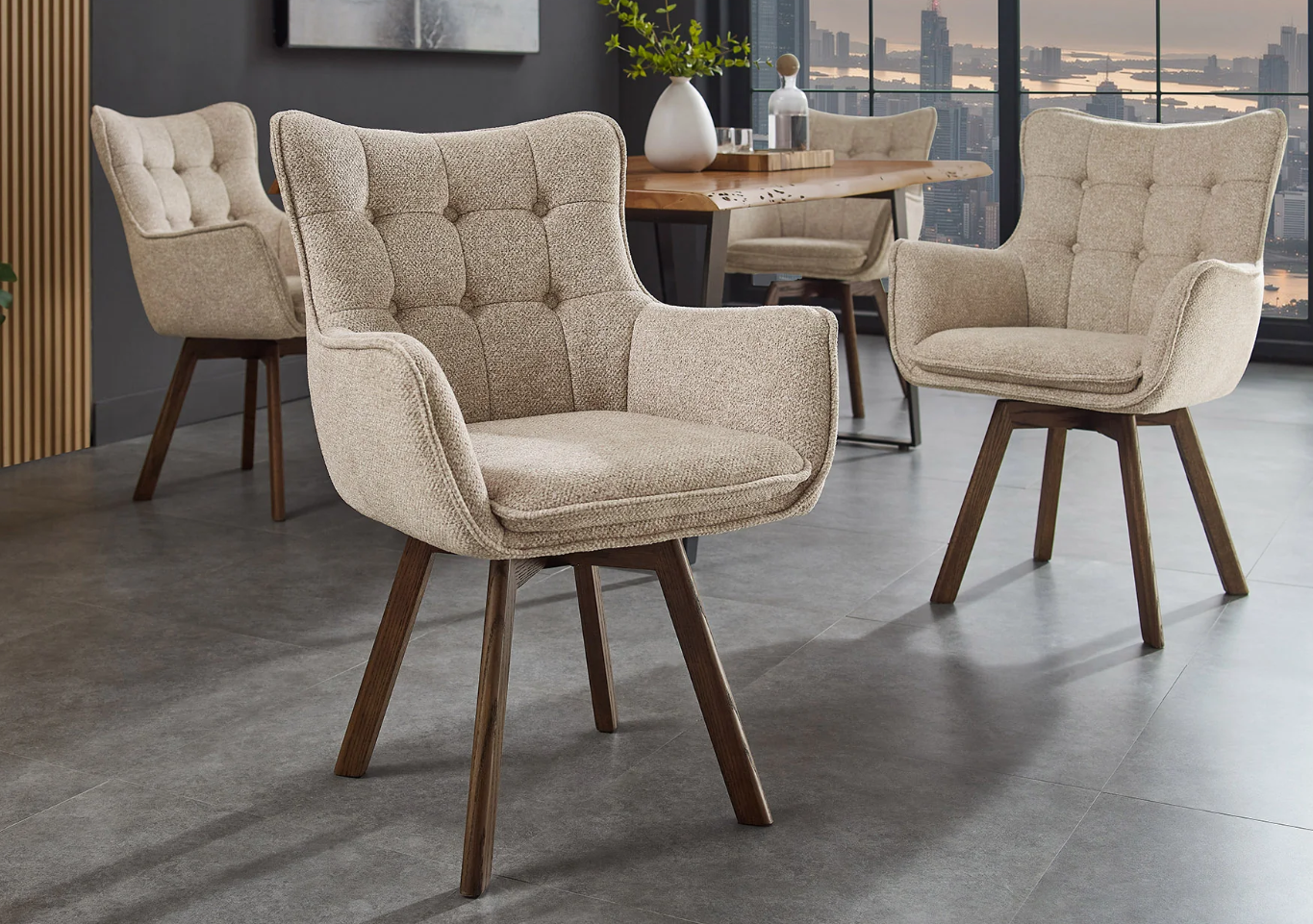 fotel obrotowy Thor, fotel z funkcją obrotu, fotel 360 stopni, fotel z drewnianymi nogami, fotel dębowy, fotel z podłokietnikami, fotel do salonu, elegancki fotel tapicerowany, fotel w jasnobrązowej tkaninie