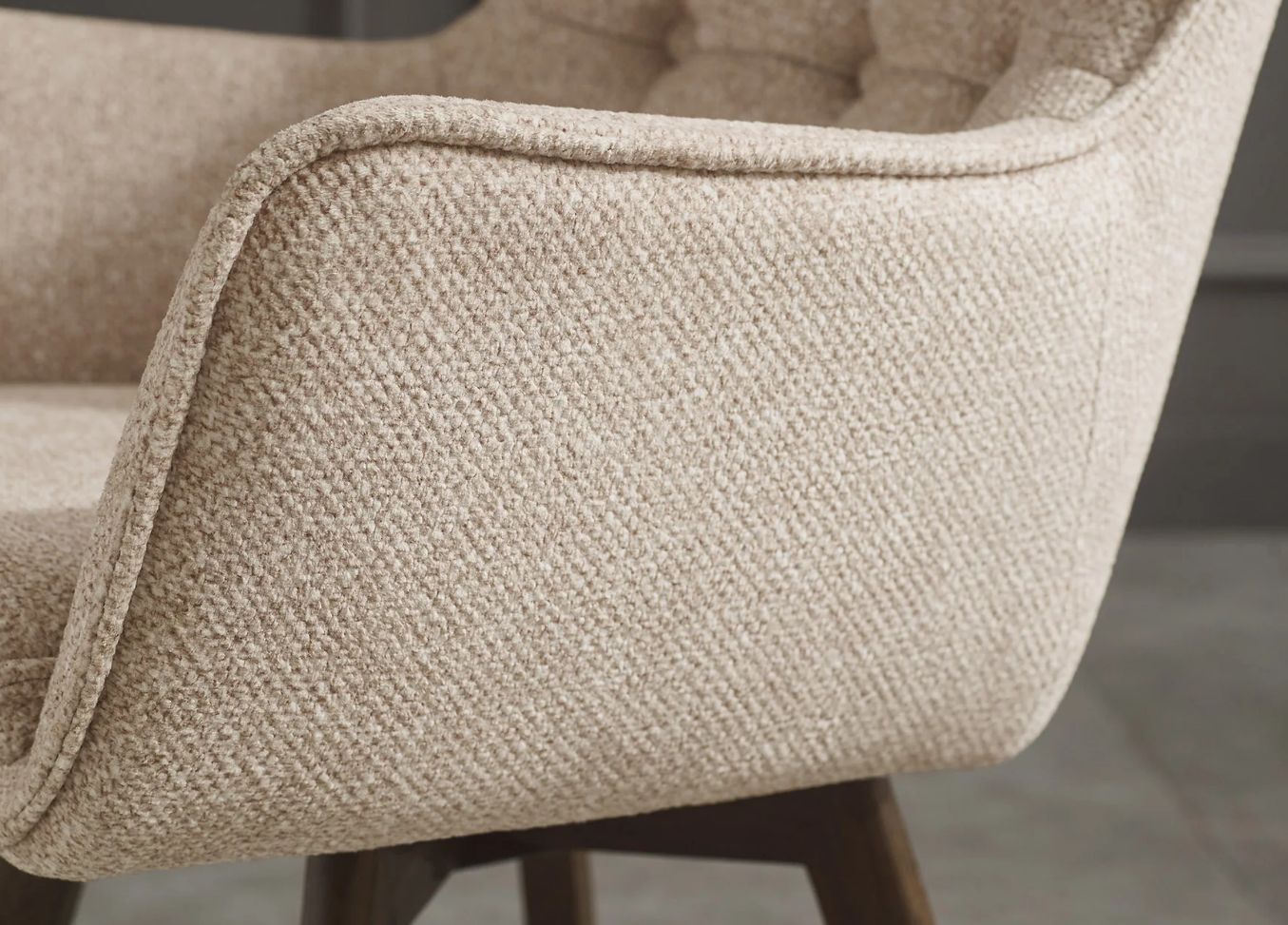 fotel obrotowy Thor, fotel z funkcją obrotu, fotel 360 stopni, fotel z drewnianymi nogami, fotel dębowy, fotel z podłokietnikami, fotel do salonu, elegancki fotel tapicerowany, fotel w jasnobrązowej tkaninie