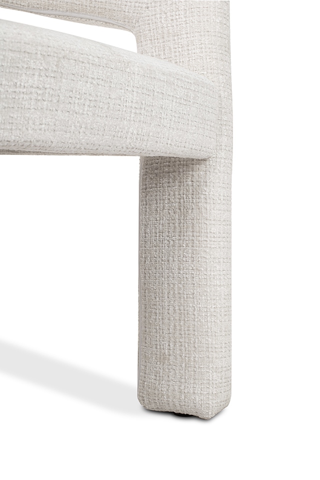 krzesło Logan, nowoczesne krzesło tapicerowane, krzesło z tapicerowaną podstawą, eleganckie krzesło do jadalni, krzesło designerskie, krzesło białe tapicerowane, krzesło do strefy wypoczynkowej