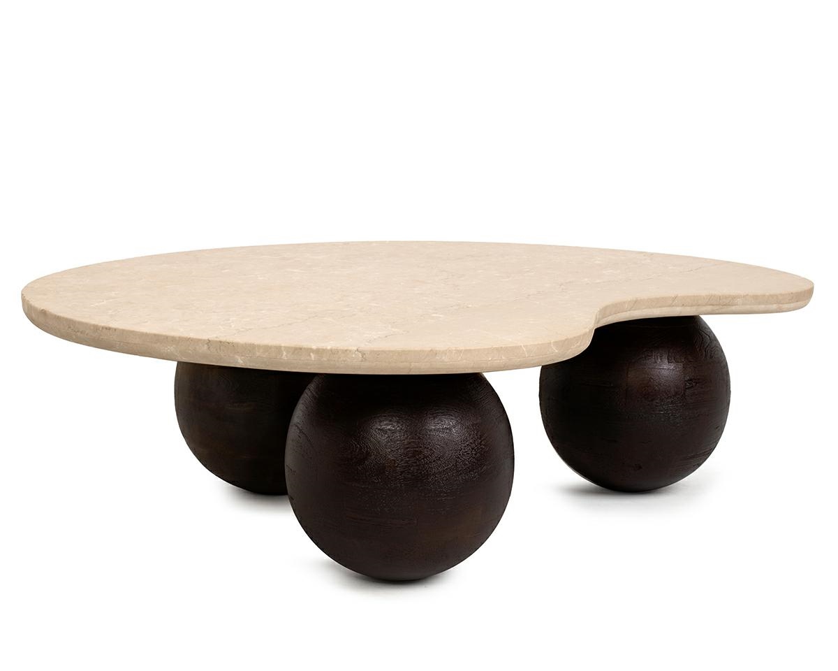 tolik kawowy Organic, stolik kawowy trawertyn, stolik z drewna mango, stolik nowoczesny do salonu, stolik designerski, stolik elegancki, stolik w stylu japandi, stolik inspirowany naturą, stolik z jasnym blatem i ciemną podstawą