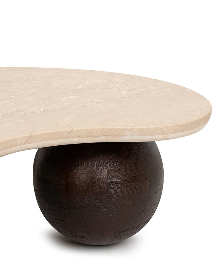 tolik kawowy Organic, stolik kawowy trawertyn, stolik z drewna mango, stolik nowoczesny do salonu, stolik designerski, stolik elegancki, stolik w stylu japandi, stolik inspirowany naturą, stolik z jasnym blatem i ciemną podstawą