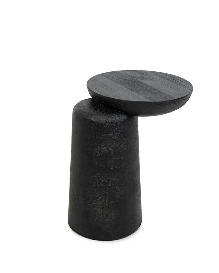 stolik boczny Elias, stolik czarny drewno mango, stolik nowoczesny, stolik designerski, stolik asymetryczny, stolik rzeźbiarski, stolik pomocniczy, stolik do salonu, stolik przy sofie, stolik przy fotelu
