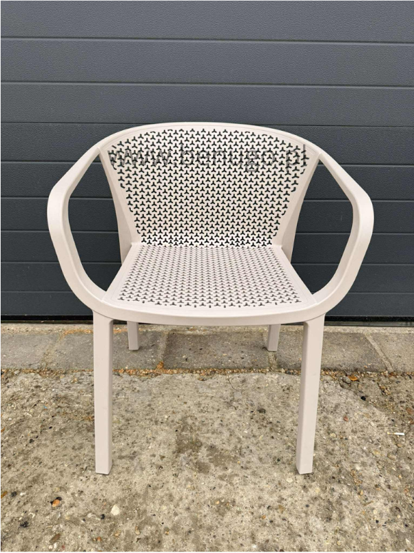 krzesło outdoor, nowoczesne krzesło, meble ogrodowe, odporność na warunki, perforowane oparcie, podłokietniki, ergonomia, komfort, styl industrialny, sztaplowanie, ogródek restauracyjny, balkon, trwałość, design