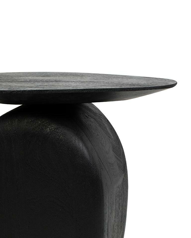 stolik Atlas, stolik czarny drewno mango, stolik nowoczesny, stolik designerski, stolik asymetryczny, stolik rzeźbiarski, stolik pomocniczy, stolik do salonu, stolik do sypialni, stolik elegancki, stolik artystyczny