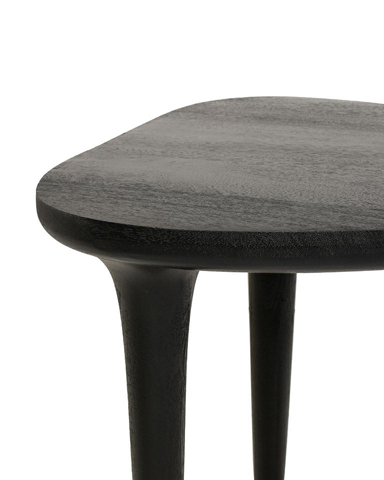 stolik boczny Laminar, stolik czarny drewno, stolik z drewna mango, stolik nowoczesny, stolik designerski, stolik minimalistyczny, stolik z organicznym blatem, stolik smukła podstawa