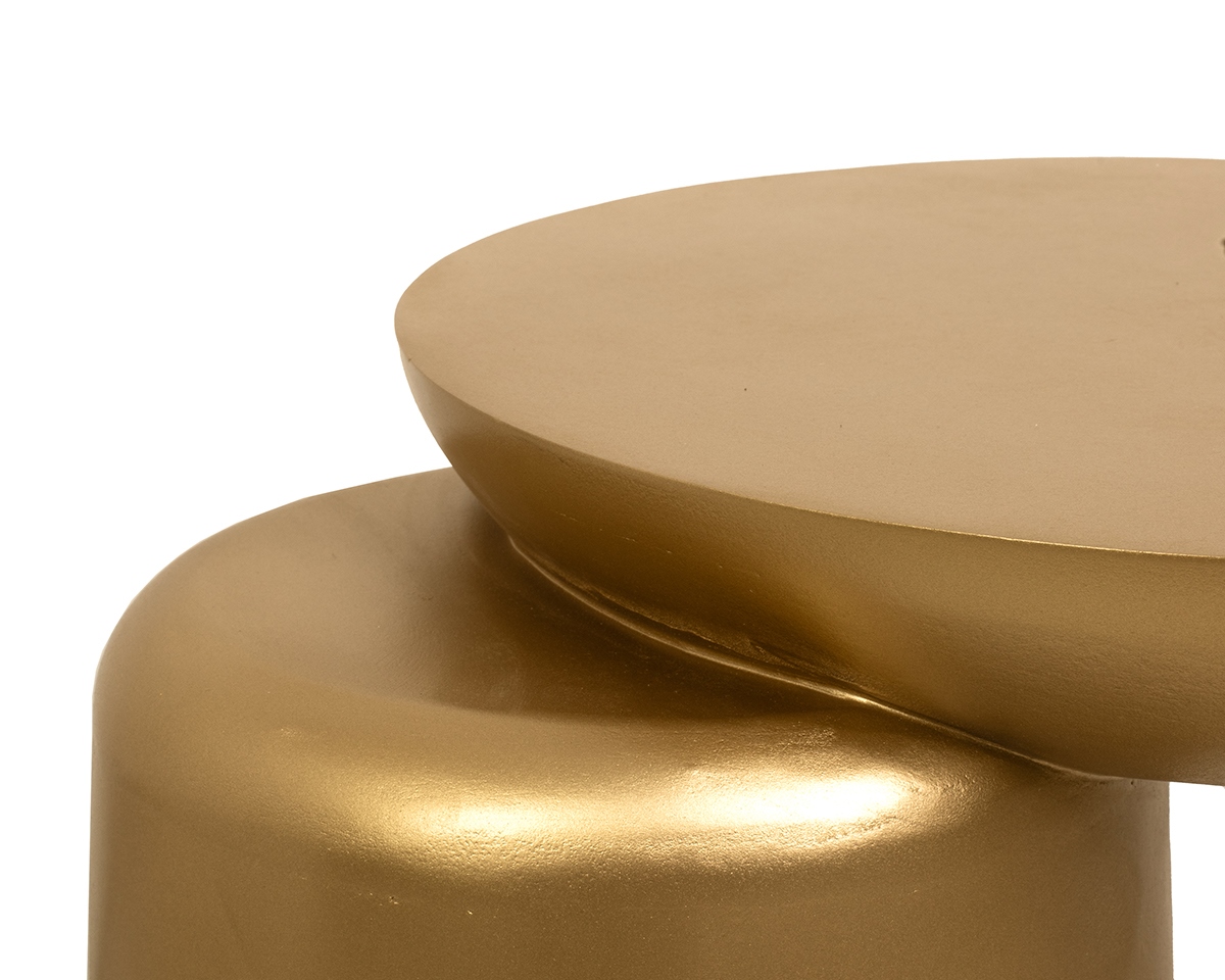 stolik boczny Elias, stolik złoty drewno mango, stolik nowoczesny, stolik designerski, stolik asymetryczny, stolik rzeźbiarski, stolik pomocniczy, stolik do salonu, stolik przy sofie, stolik przy fotelu