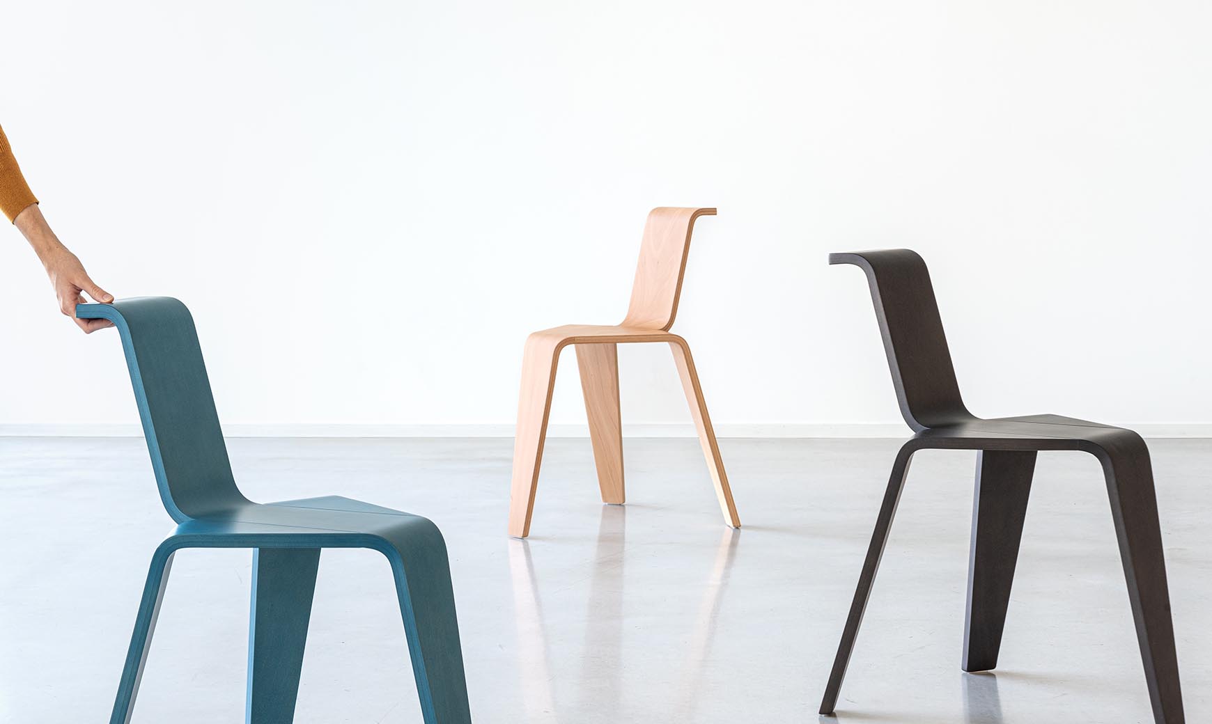 Magis_aka_stool_ambient_group_SD170_natural_black_petrol-blue_01_gallery.jpg