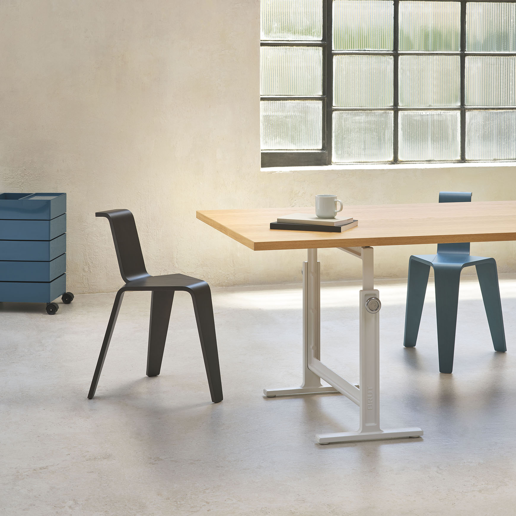 Magis_aka_stool_ambient_multi_SD170_black_petrol-blue_brut_table_trestles_TV2530_veneered_oak_gallery.jpg