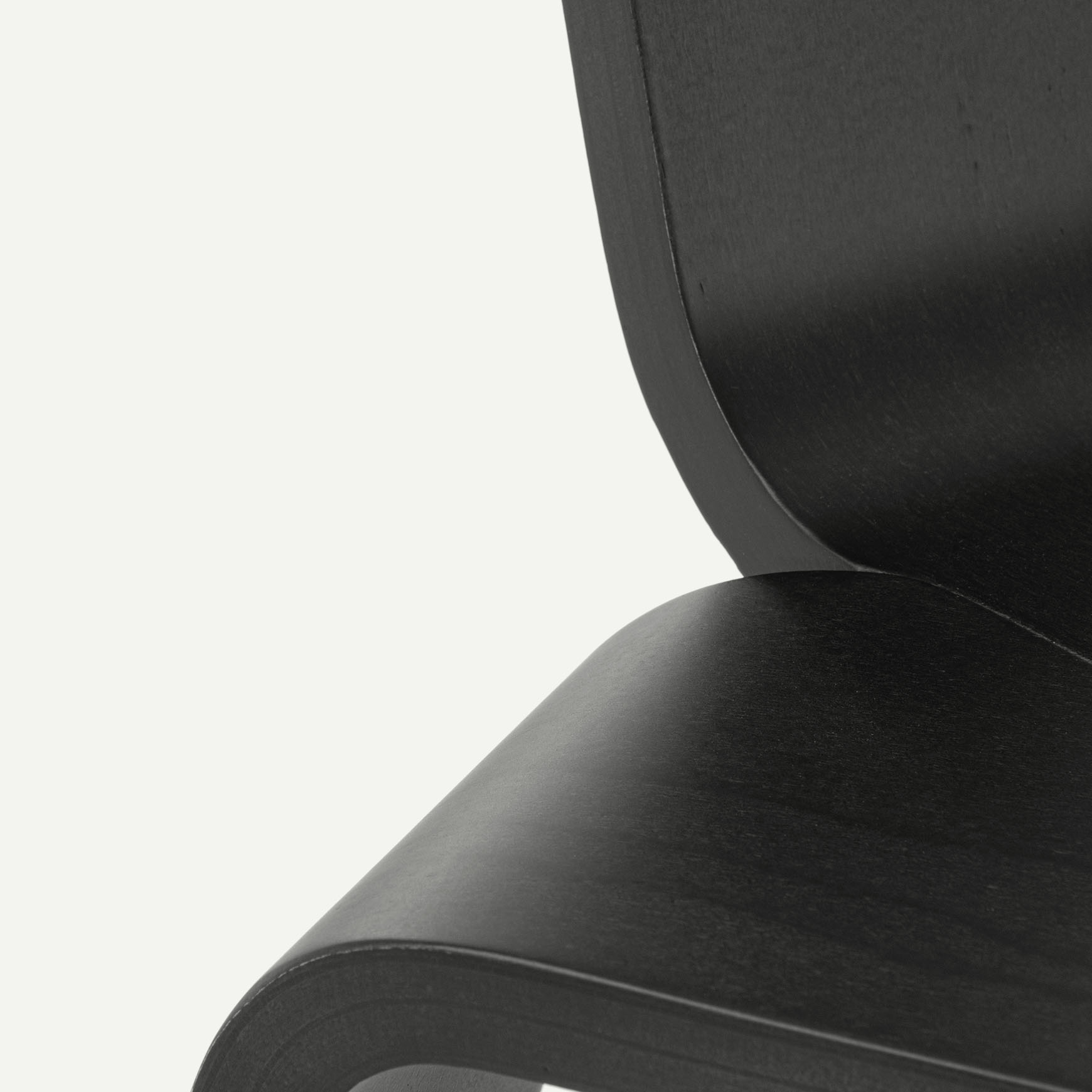 Magis_aka_chair_product_detail_black_03.jpg