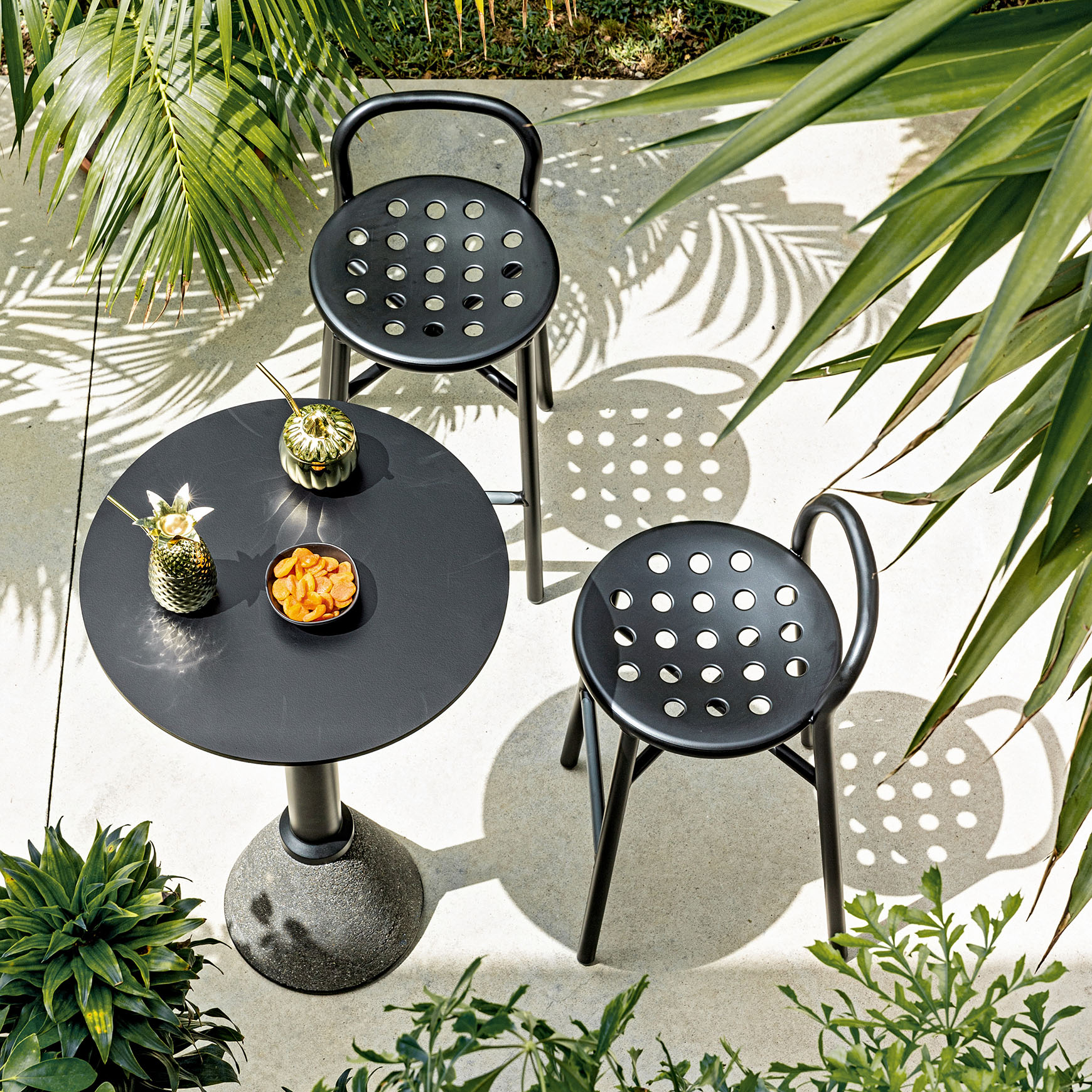 Magis_Pipe_stool_ambient_group_SD1200_black_01.jpg