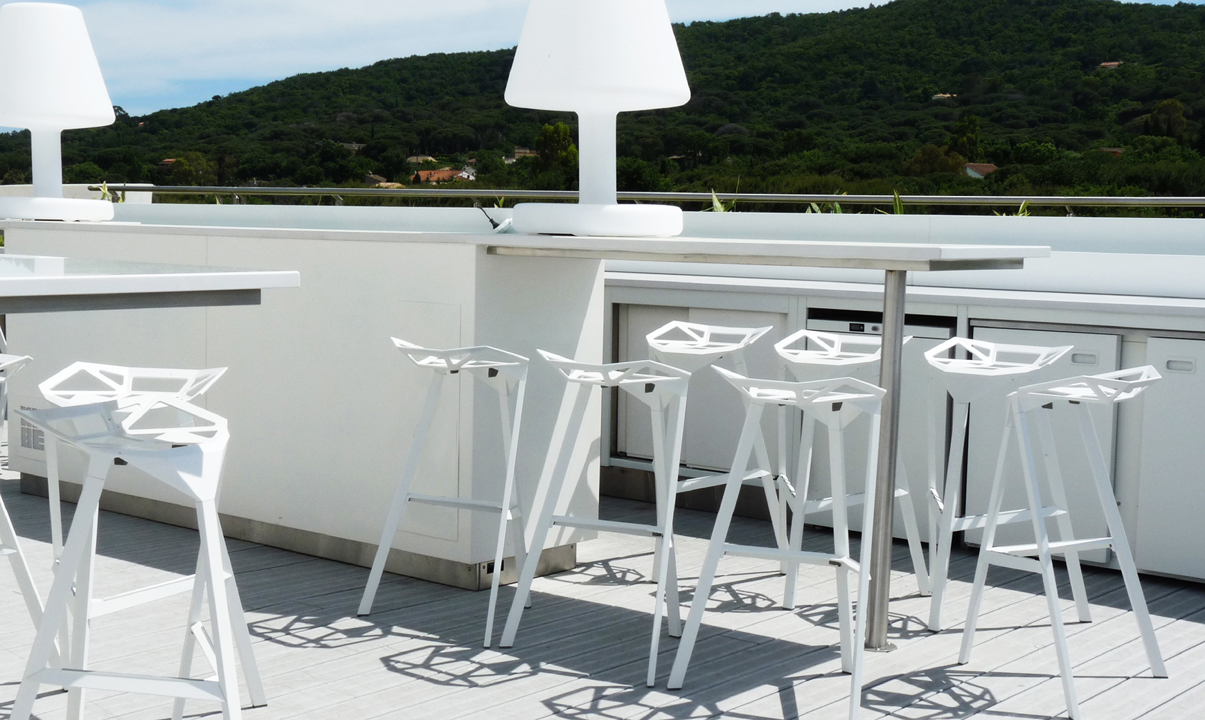 Magis_stool_one_contract_SD5490_white_skybarMoët_Saint_Tropez_outdoor_01.jpg