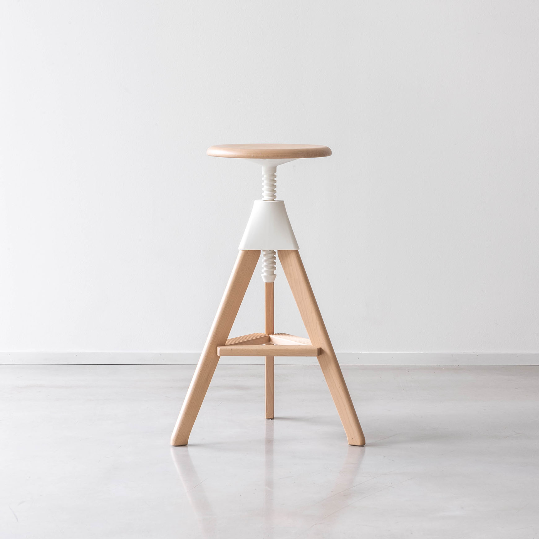 Magis_tom_stool_ambient_SD1850_natural_white_01_gallery.jpg