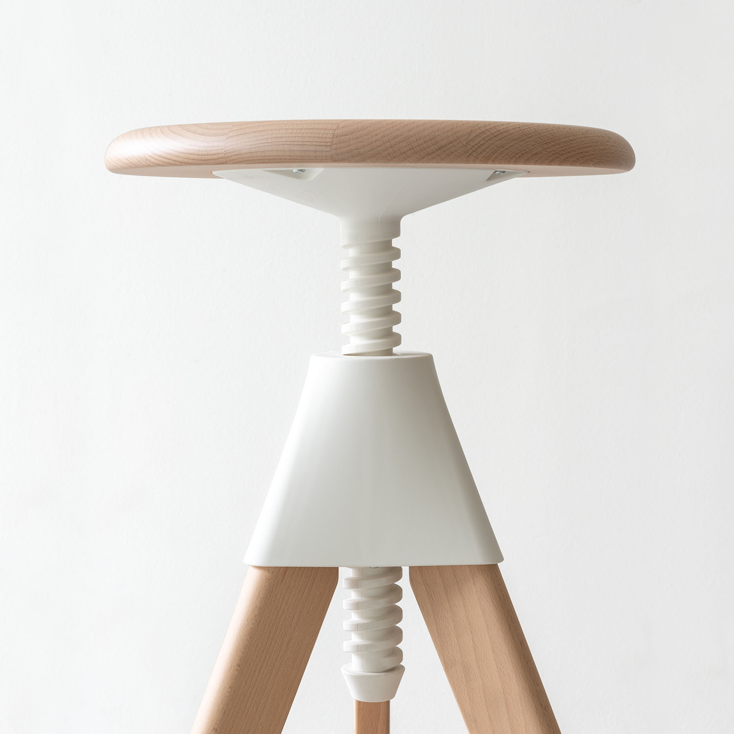 Magis_tom_stool_ambient_detail_SD1850_natural_white_02_gallery.jpg
