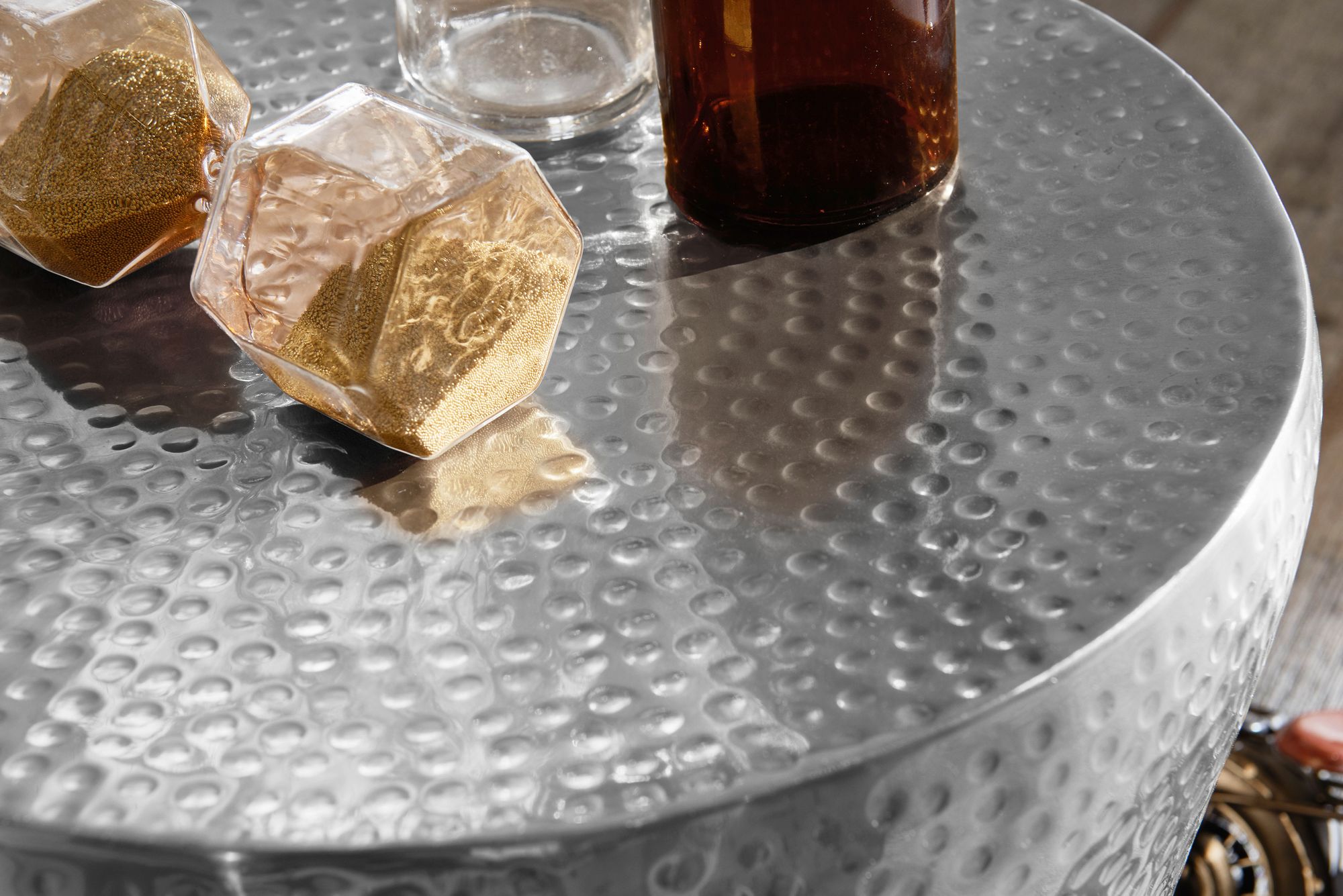 stolik boczny Vikram, stolik aluminiowy, stolik pomocniczy, stolik do salonu