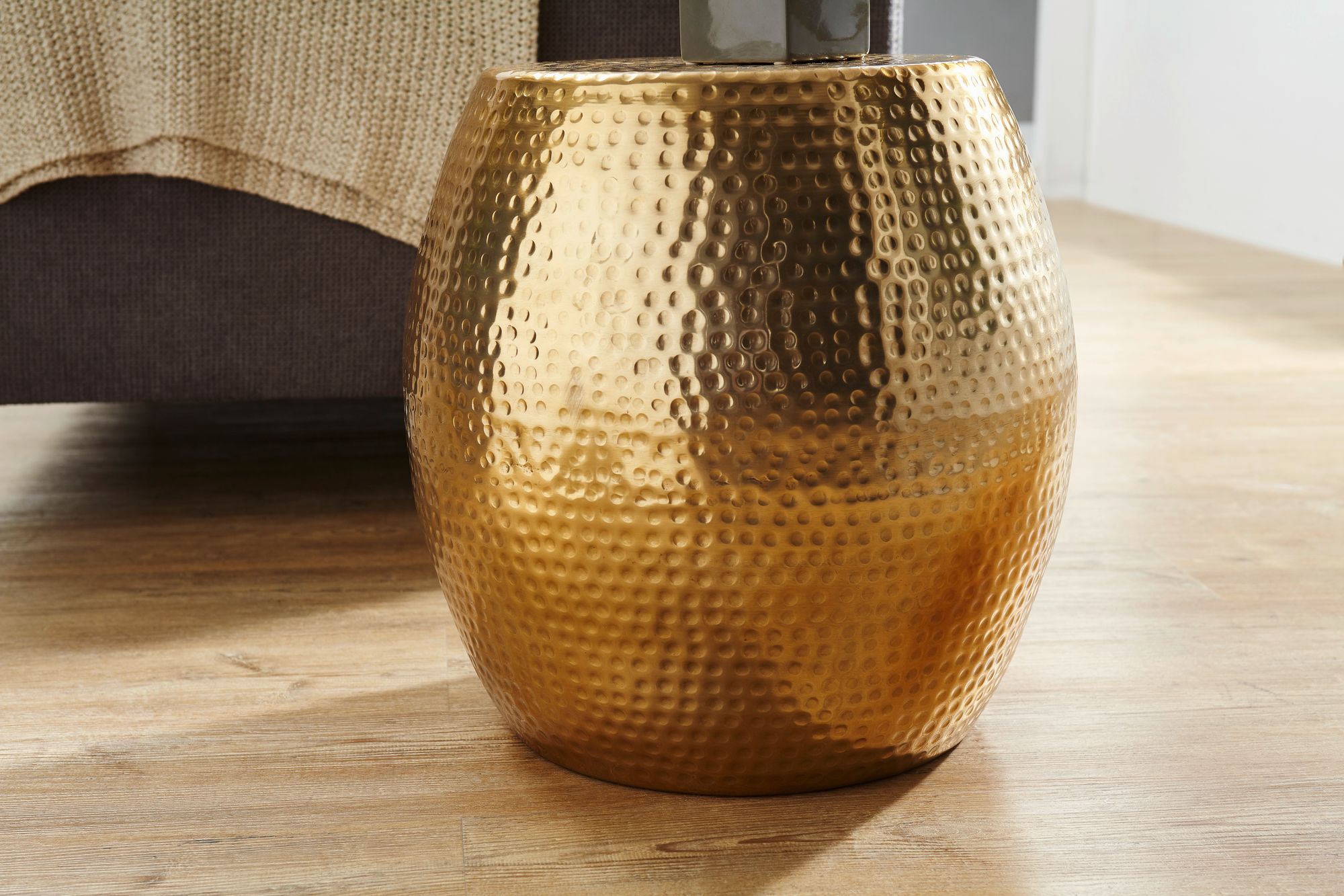 stolik boczny Petra, stolik aluminiowy, stolik pomocniczy, stolik do salonu