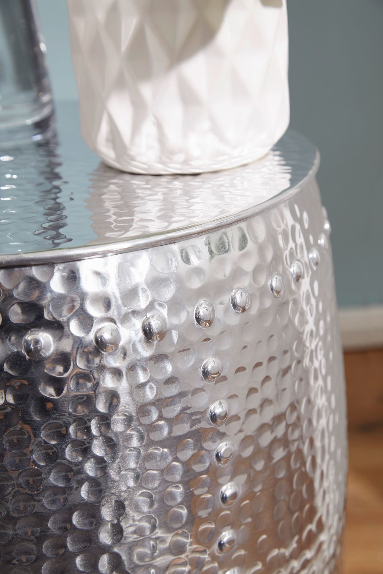 stolik boczny Folto, stolik aluminiowy, stolik pomocniczy, stolik do salonu