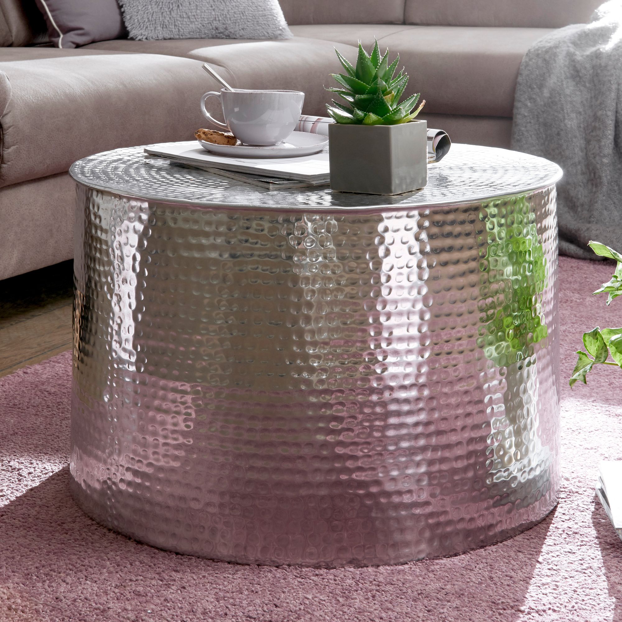 stolik boczny Delyla, stolik aluminiowy, stolik pomocniczy, stolik do salonu
