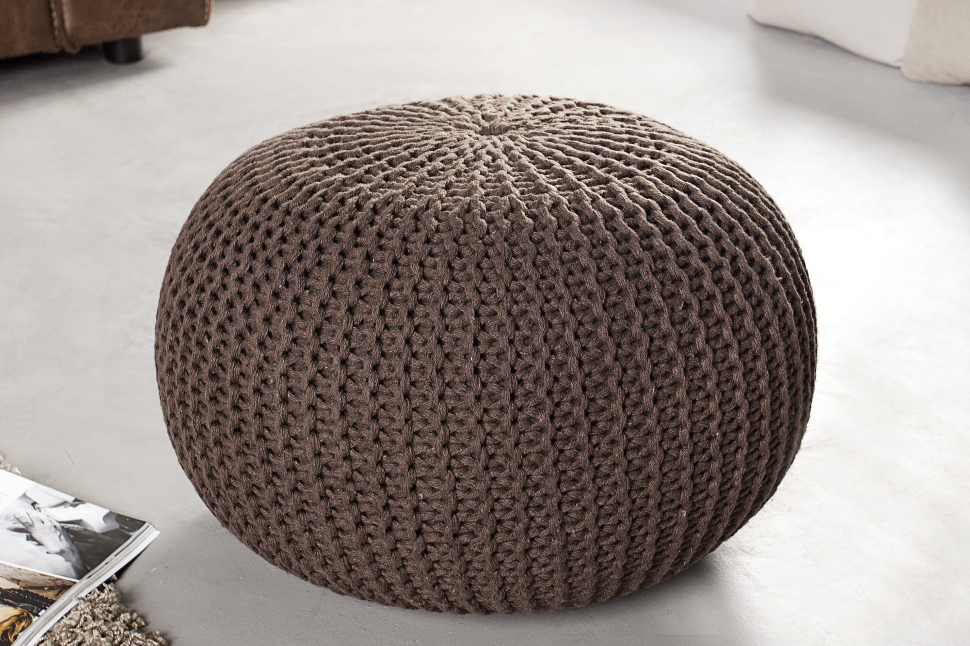 Pufa Needs 50 cm kawowy, ciekawy model, nowoczesny kształt, wysoka jakość produktu