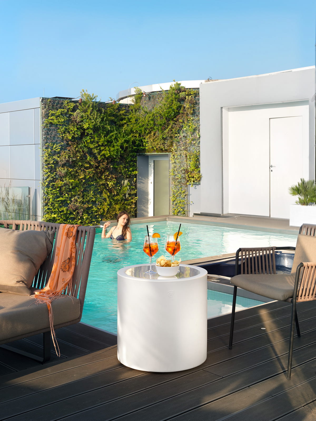 Stolik kawowy Cylinder Lyxo Design, stolik kawowy z tworzywa sztucznego, stolik kawowy outdoorowy, stolik kawowy na zewnątrz, stolik kawowy eventowy, ława na dwór, stolik do ogrodu