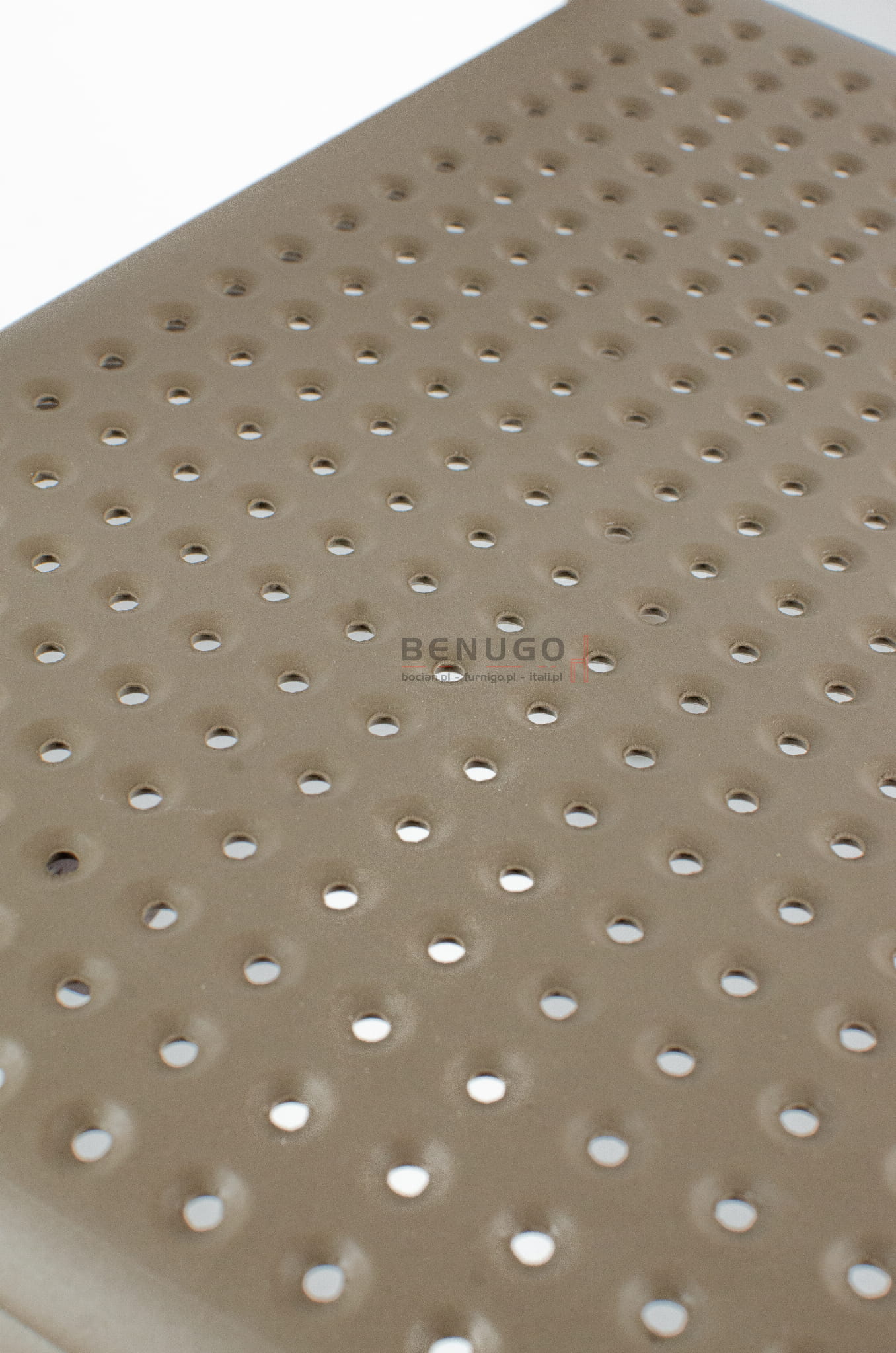 Krzesło Bora włoskiej marki Nardi kolor tortora beżowy sztaplowane do ogrodu ogródka na taras do hotelu restauracji kawiarni lodziarni na balkon