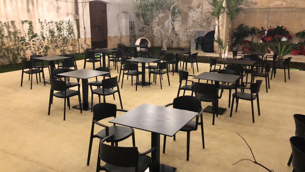 krzesło Abuela, krzesło outdoor, krzesło do domu, odporność na warunki, ergonomia, komfort, wielofunkcyjność, trwałość, krzesło sztaplowane