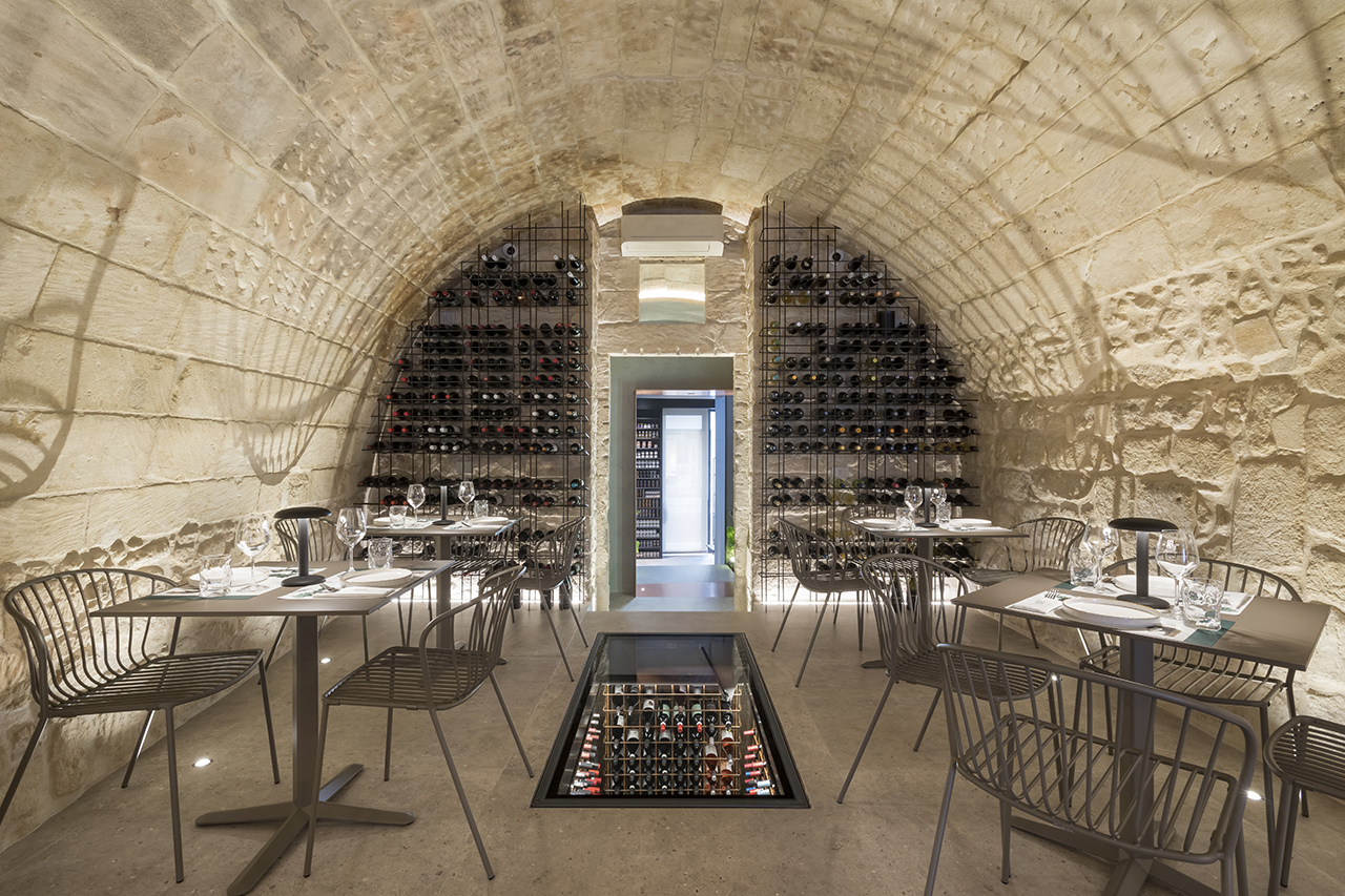 krzesło Amitha, styl industrialny, krzesło outdoor, krzesło do restauracji, minimalizm, trwałość, odporność na warunki, nowoczesny design, pręty stalowe, loft, meble komercyjne