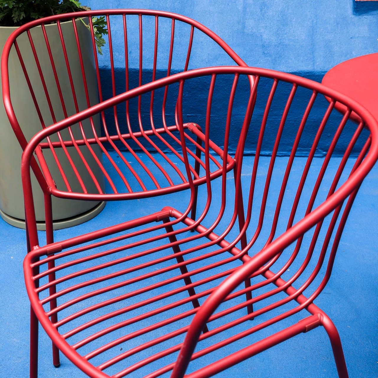 krzesło Amitha, styl industrialny, krzesło outdoor, krzesło do restauracji, minimalizm, trwałość, odporność na warunki, nowoczesny design, pręty stalowe, loft, meble komercyjne