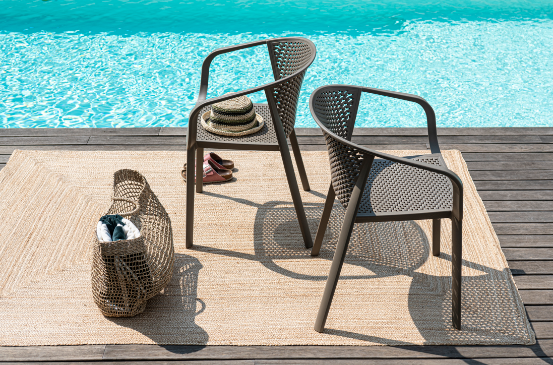 krzesło outdoor, nowoczesne krzesło, meble ogrodowe, odporność na warunki, perforowane oparcie, podłokietniki, ergonomia, komfort, styl industrialny, sztaplowanie, ogródek restauracyjny, balkon, trwałość, design