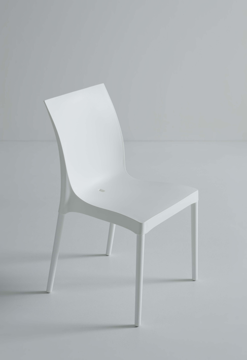 krzesło Iris, krzesło ogrodowe, nowoczesne krzesło, krzesło do kawiarni, odporność UV, tworzywo sztuczne, krzesło sztaplowane, ergonomiczne, krzesło do restauracji, krzesło na taras, wersja z podłokietnikami