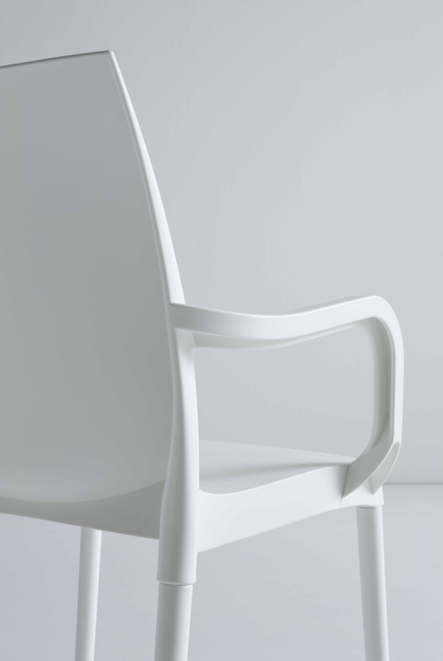 krzesło Iris, krzesło ogrodowe, nowoczesne krzesło, krzesło do kawiarni, odporność UV, tworzywo sztuczne, krzesło sztaplowane, ergonomiczne, krzesło do restauracji, krzesło na taras, wersja z podłokietnikami