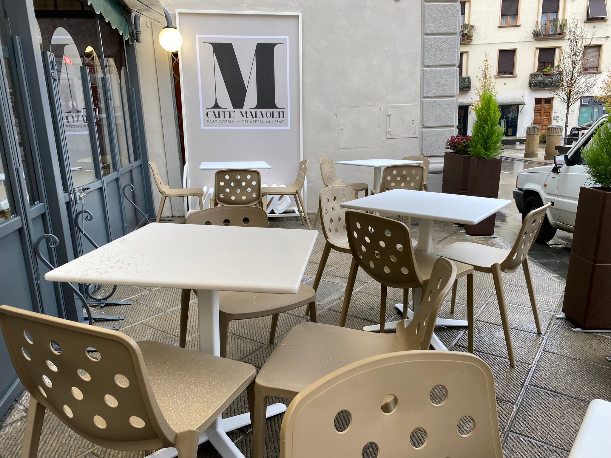krzesło Isidora, krzesło outdoor, nowoczesne krzesło, sztaplowane krzesło, odporność na warunki atmosferyczne, ergonomiczne siedzisko, krzesło do restauracji, krzesło na taras, krzesło z tworzywa