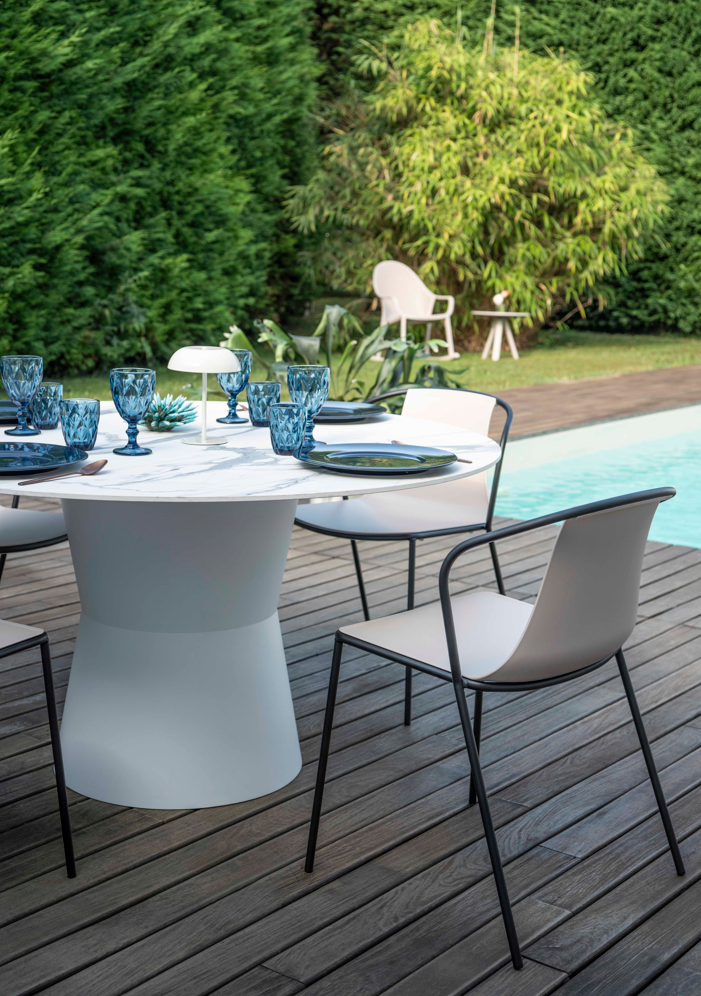 krzesło Kasia, krzesło Gaber, krzesło outdoorowe, odporność na pogodę, nowoczesne meble, krzesło na taras, włoski design, krzesło do restauracji, stalowe nogi, siedzisko z tworzywa