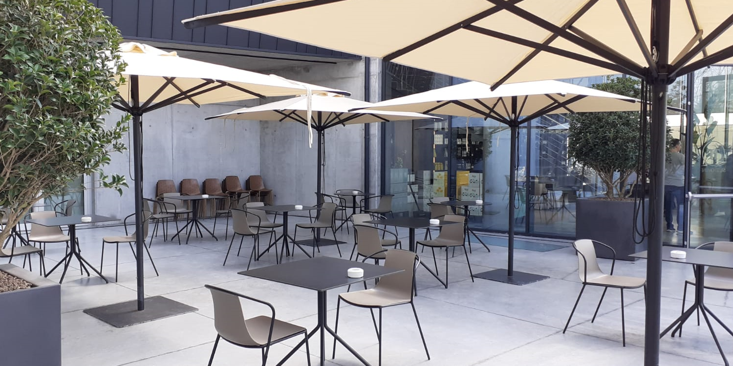 krzesło Kasia, krzesło Gaber, krzesło outdoorowe, odporność na pogodę, nowoczesne meble, krzesło na taras, włoski design, krzesło do restauracji, stalowe nogi, siedzisko z tworzywa