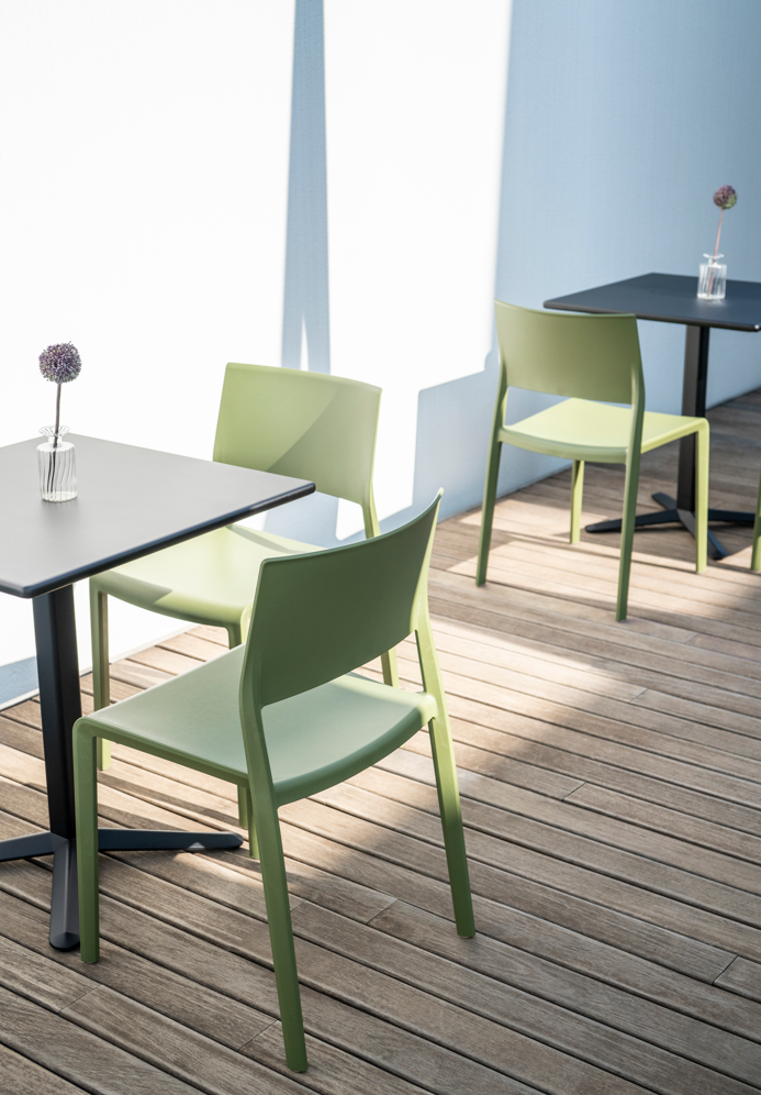 krzesło Lilibet, krzesło do kawiarni, krzesło na taras, meble restauracyjne, odporne krzesło outdoor, nowoczesne krzesło z tworzywa, wersja z podłokietnikami, krzesło do gastronomii, trwałe krzesło z tworzywa, lekkie krzesło plastikowe