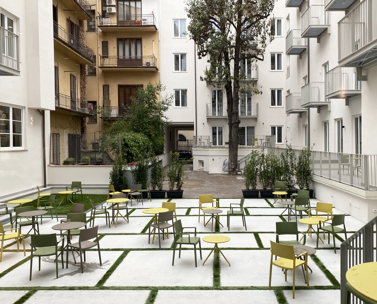 krzesło Lilibet, krzesło do kawiarni, krzesło na taras, meble restauracyjne, odporne krzesło outdoor, nowoczesne krzesło z tworzywa, wersja z podłokietnikami, krzesło do gastronomii, trwałe krzesło z tworzywa, lekkie krzesło plastikowe