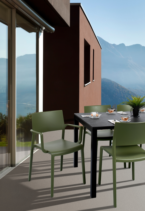 krzesło Lilibet, krzesło do kawiarni, krzesło na taras, meble restauracyjne, odporne krzesło outdoor, nowoczesne krzesło z tworzywa, wersja z podłokietnikami, krzesło do gastronomii, trwałe krzesło z tworzywa, lekkie krzesło plastikowe