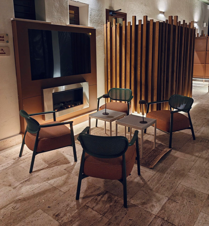 fotel Nuta, Gaber, fotel z podłokietnikami, fotel zewnętrzny, fotel ogrodowy, tapicerowane siedzisko, fotel tarasowy, fotel balkonowy, fotel do restauracji, ergonomiczny fotel, designerski fotel
