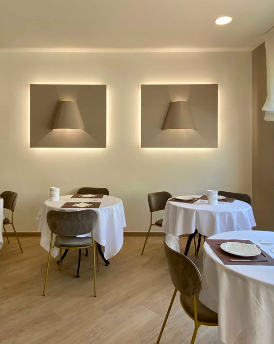krzesło Nuta Light, krzesło tapicerowane, krzesło z metalową ramą, nowoczesne krzesło, krzesło do restauracji, krzesło do kawiarni, krzesło do jadalni, sztaplowane krzesło, krzesło designerskie, krzesło do wnętrz komercyjnych, lekkie krzesło, Gaber