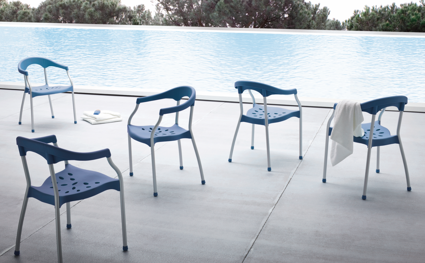 krzesło Serena, krzesło z podłokietnikami, krzesło sztaplowane outdoor, krzesło do kawiarni i restauracji, krzesło ogrodowe eleganckie, krzesło odporne na warunki atmosferyczne
