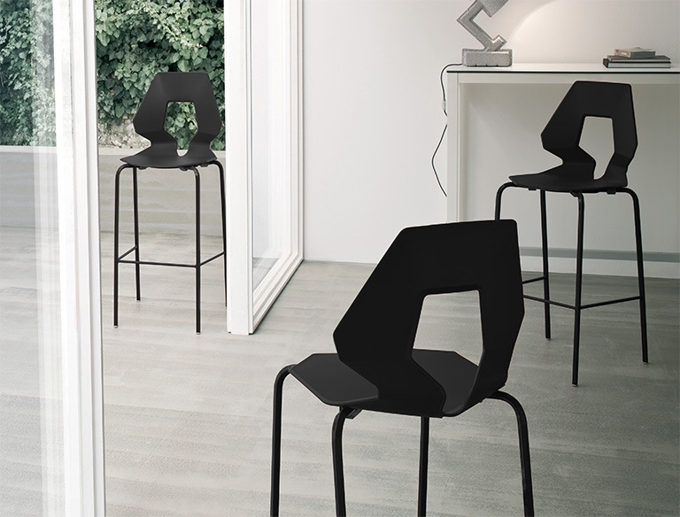 hoker designerski, nowoczesny hoker, futurystyczna forma, geometryczny kształt, hoker z tworzywa, metalowa podstawa, hoker do kuchni, hoker do restauracji