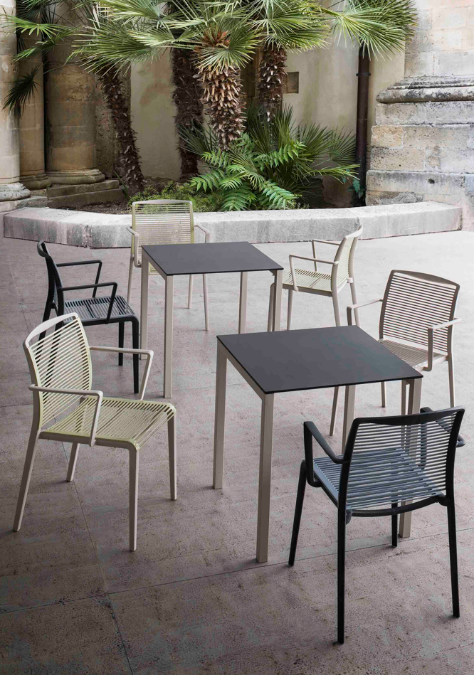 krzesło Avenica, krzesło z tworzywa, krzesło Gaber, krzesło na taras, krzesło outdoorowe, krzesło do restauracji, krzesło sztaplowane, krzesło z podłokietnikami